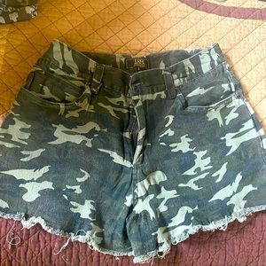 Camouflage mid length shorts